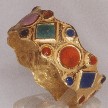 Fede nuziale di Teodolinda con smalti policromi realizzata in oro giallo 750/. Pu essere realizzata in vari colori di oro e carature con o senza smalti.
